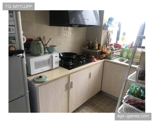 杨昊晒厨房照那张，我盯着看了三分钟——这厨房比我整套房还讲究